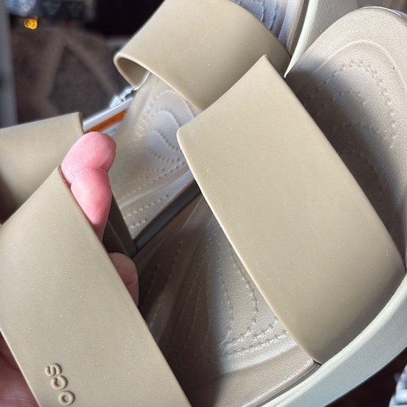 NWT - 11W CROCS Cream Sandals with Chunky Platform and Wide Straps - Picture 10 of 10